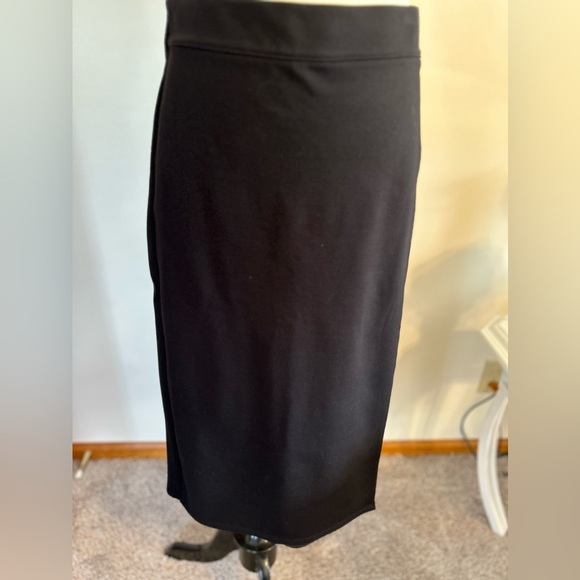Pre-owned..Liz Claiborne black skirt size M. - Picture 2 of 5